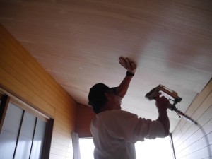 吹き抜けの天井を貼ります！